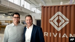 RJ Scaringe, fundador y director general de Rivian, y Bill Ford, presidente de Ford, posan para una foto en Dearborn, Michigan. 