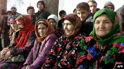 Qizlar külotli tungi koylaksiz uxlashadi