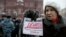 "Yomg'ir" telekanalini himoya qilib chiqqan namoyishchi, Moskva, 8-fevral, 2014-yil.
