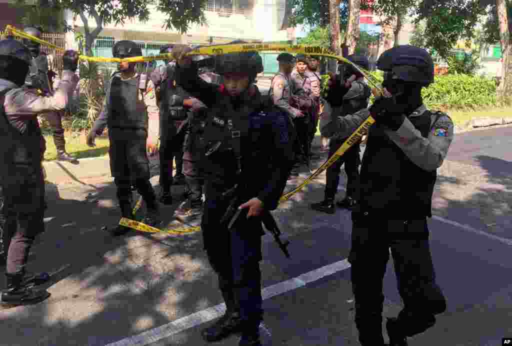 Petugas kepolisian membentangkan garis polisi di lokasi dekat terjadinya ledakan di gereja Santa Maria di Surabaya, Jawa Timur, Indonesia, Minggu, 13 Mei 2018.&nbsp; Ledakan ini dilaporkan telah menewaskan sejumlah orang.