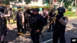 Polisi di lokasi ledakan bom di gereja Santa Maria di Surabaya, Minggu, 13 Mei 2018.