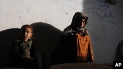 مقامات در ننگرهار میگویند که در اثر جنگ با تندروان گروۀ داعش، هزاران خانواده بیجا شده است 