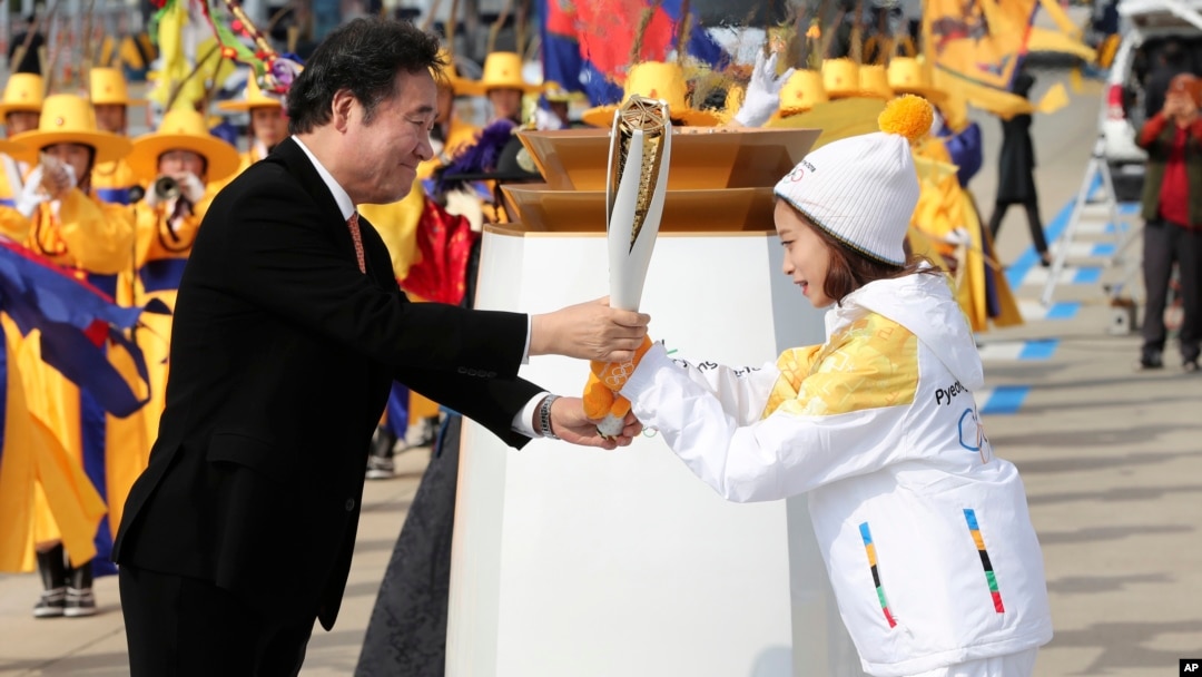 Thủ tướng Hàn Quốc Lee Nak-yon trao đuốc Olympic cho nhà vô địch You Young, người rước đuốc đầu tiên, 1/11/2017