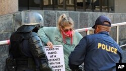 ARCHIVES - La police pendant une manifestation près du Parlement au Cap, en Afrique du Sud, le 24 juillet 2020.