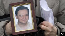 A man fills out registration papers before casting his vote in a mobile ballot box during voting in a referendum in the village of Pionerskoye, near Simferopol, Crimea, Ukraine, March 16, 2014. 