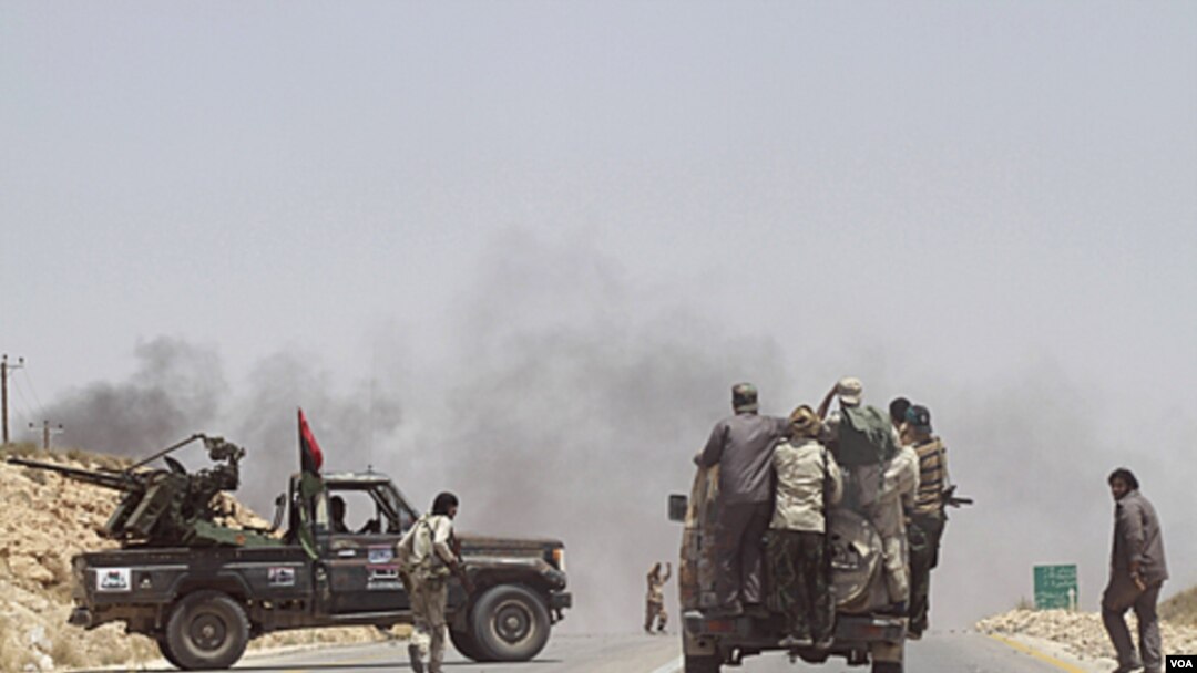Pasukan pemberontak Libya saat merebut kota Al-Qawalish dari pasukan pro-Gaddafi (6/7).