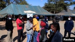 Balayinela ukuhlatshwa Ijekiseni ye Covid 19. REUTERS/Philimon Bulawayo/File Photo