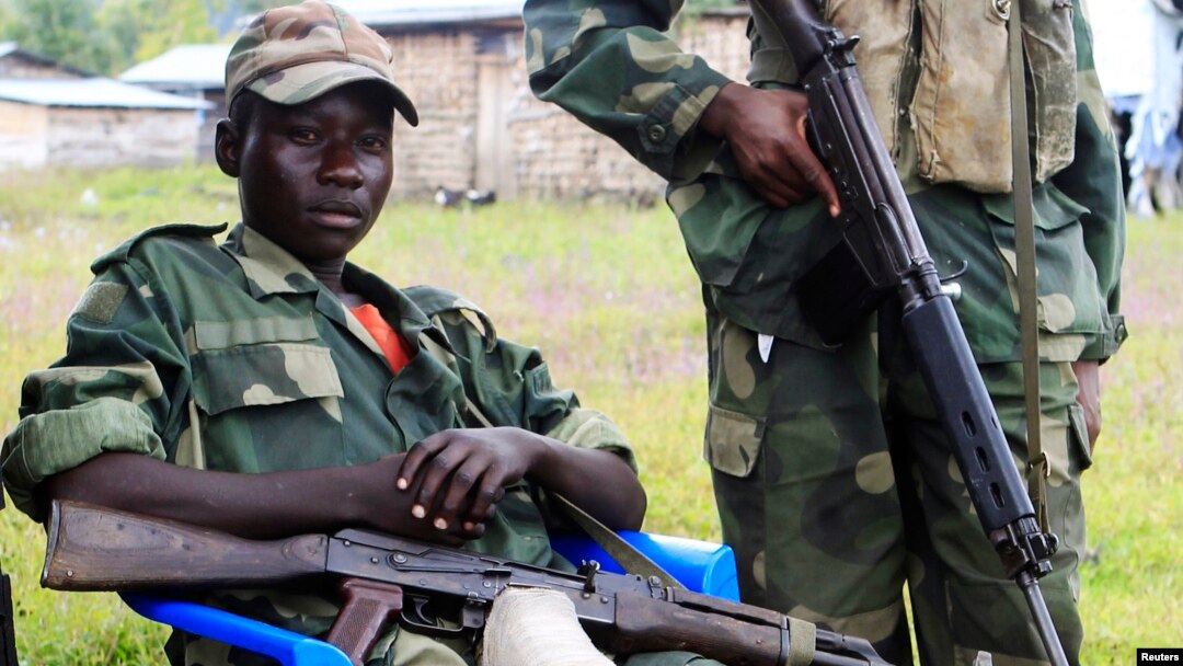M23 rebels keep watch near a United Nations peacekeepers check point at Kanyaruchinya village, 3km north of Goma city on May 15, 2013. 