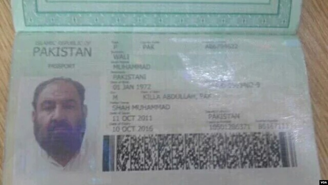 Foto ini menunjukkan paspor dan KTP Pakistan yang diduga dibawa oleh Mullah Akhtar Mansoor. Mansoor tewas dalam serangan pasar nirawak Amerika di dekat perbatasan Pakistan-Afghanistan.