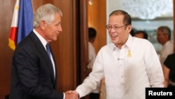 ဖိလစ်ပိုင်သမ္မတ ဘင်နစ်နို အကွီနိုနှင့် ဖိလစ်ပိုင်ရောက် အမေရိကန်ကာကွယ်ရေးဝန်ကြီး Chuck Hagel