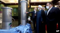 Presiden Iran Hassan Rouhani, kedua dari kanan, mendengarkan penjelasan kepala Badan Energi Atom Iran Ali Akbar Salehi saat mengunjungi fasilitas nuklir baru Iran di Teheran (10/4).