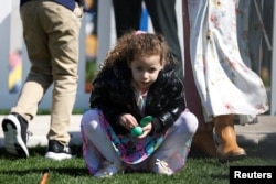 Una niña sostiene un huevo de pascua durante la ceremonia de los Huevos de Pascua en la Casa Blanca el 10 de abril de 2023.