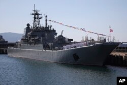 Kapal perang Olenegorsky Gornyak tertambat di Pelabuhan Novorossiysk, Rusia, Minggu, 30 Juli 2023. (Foto: AP)