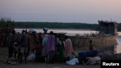 Para pengungsi dari Bor tiba di Awerial, negara bagian Lakes di Sudan Selatan (14/1). (Reuters/Andreea Campeanu)