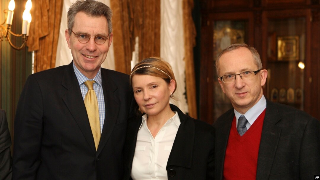 Đại sứ Hoa Kỳ tại Ukraina Geoffrey Pyatt (trái), nhân vật đối lập hàng đầu của Ukraina Yulia Tymosshenko và Đại sứ EU tại Ukraina Jan Tombinski. Đại sứ Pyatt nói rằng Washington muốn hợp tác trong cuộc điều tra về các tội phạm tài chính