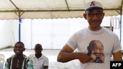 Michel Gbagbo, fils de l'ancien président ivoirien Laurent Gbagbo, porte un t-shirt avec le portrait de son père lors d'une commémoration de son arrestation, à Abidjan, 11 avril 2017.