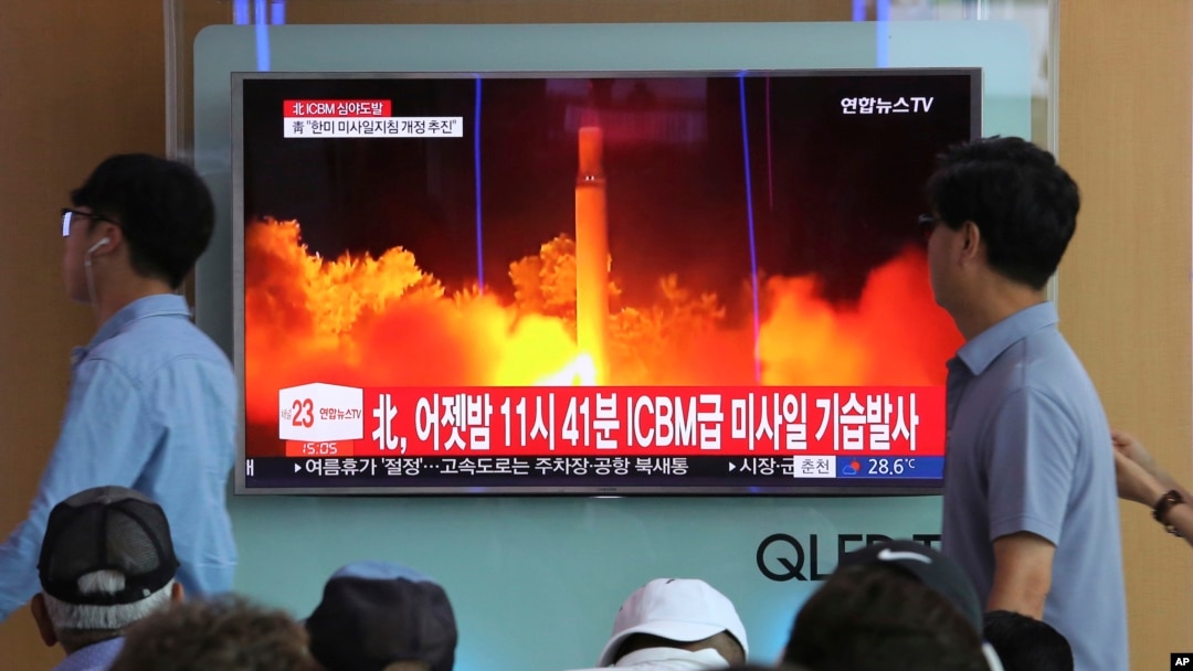韩国首都首尔火车站的大屏幕上播放朝鲜7月28日试射洲际弹道导弹的画面。（2017年7月29日）