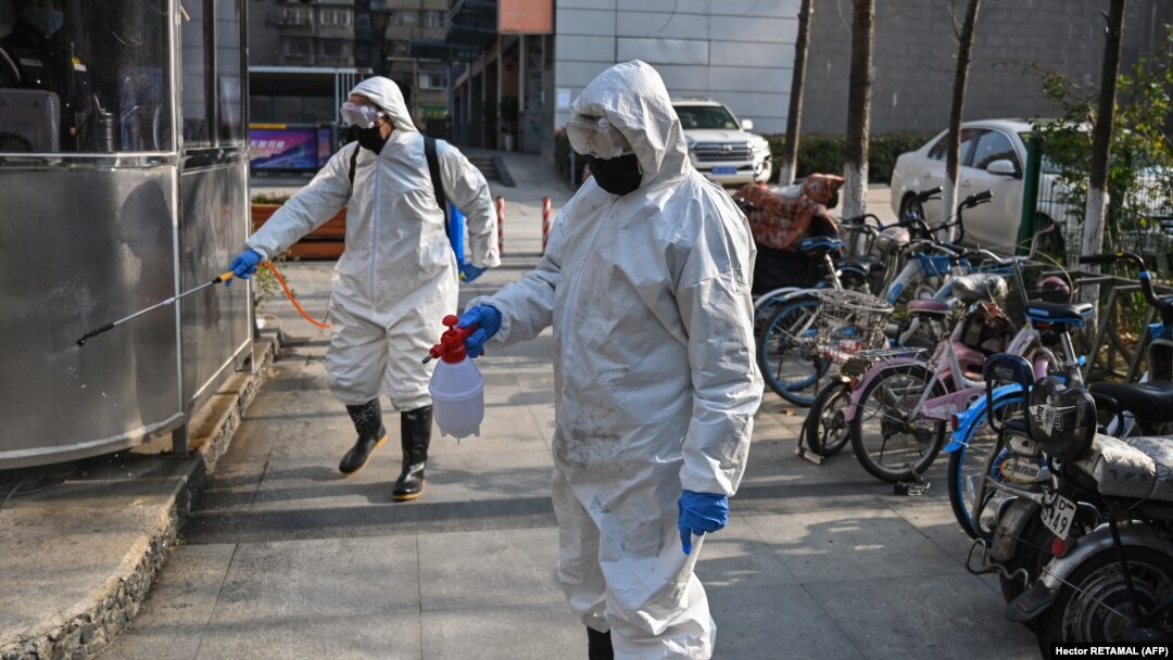 Un equipo de emergencia de salud desinfecta el área en Wuhan, China, donde se presume surgió el coronavirus.