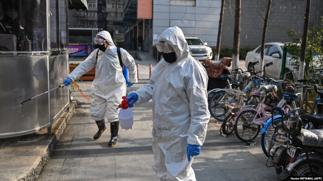 Petugas Kesehatan Darurat menyemprotkan cairan disinfektan di sebuah kawasan di Wuhan, China di tengah merebaknya wabah corona virus, 30 Januari 2020. (Foto: AFP)