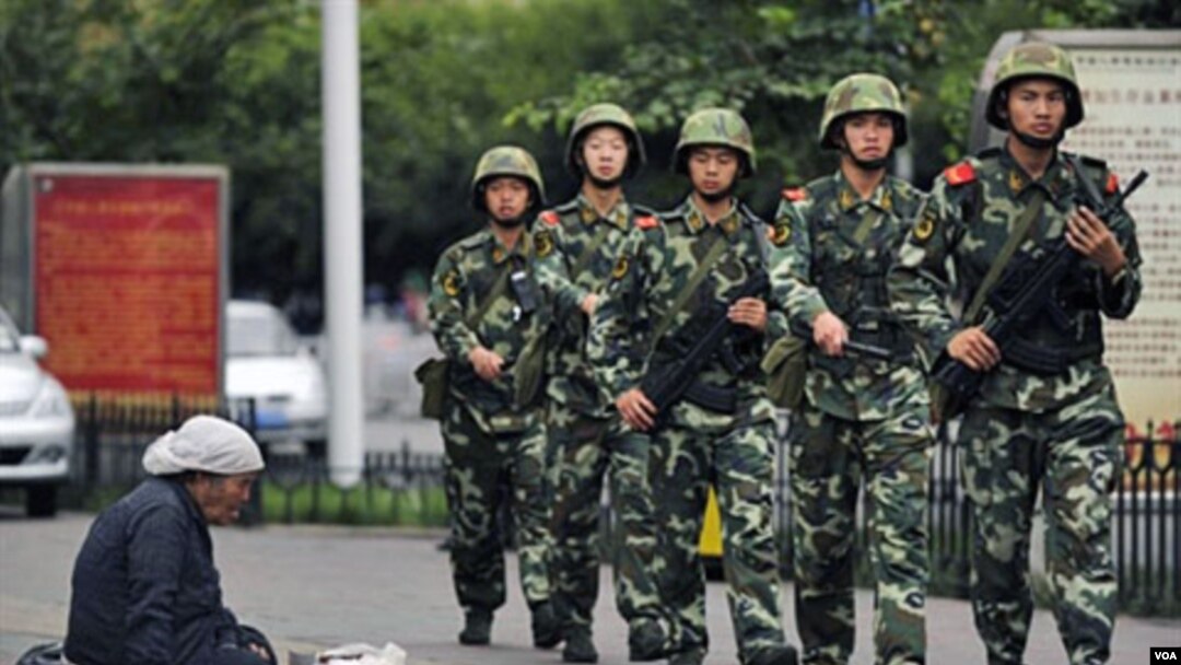 Anggota pasukan keamanan Tiongkok melakukan patroli di jalanan Urumqi (foto dokumentasi).