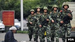 Anggota pasukan keamanan Tiongkok melakukan patroli di jalanan Urumqi (foto dokumentasi).