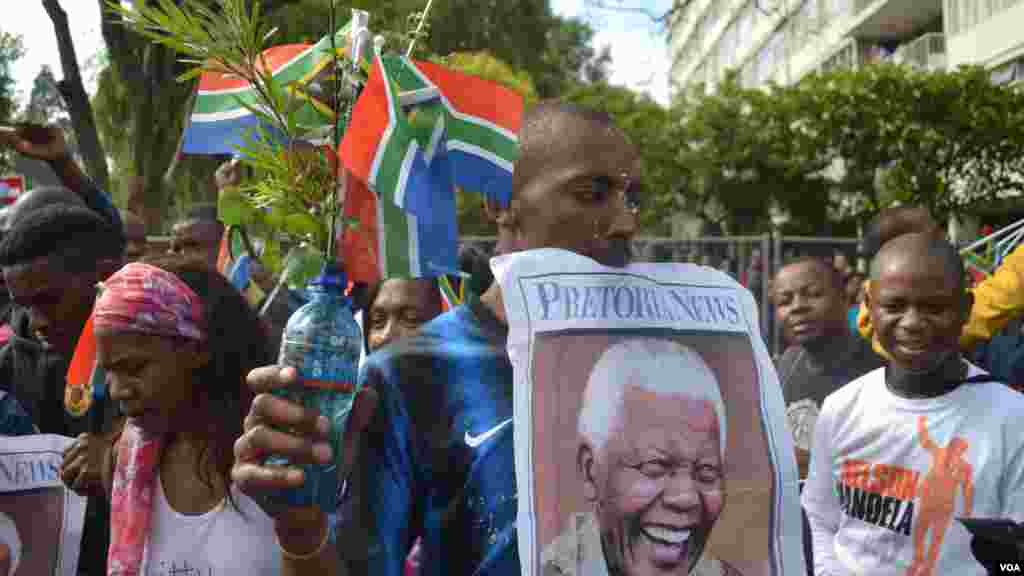 Banderes y carteles saludan el cortejo fúnebre de Nelson Mandela. [Foto: Ramón Taylor, VOA].