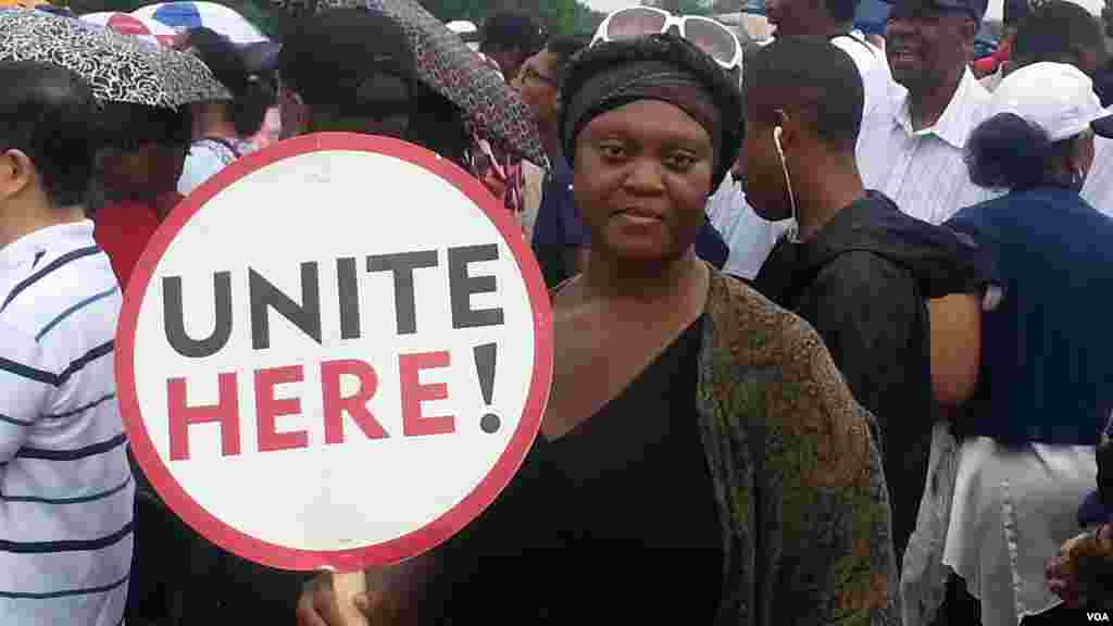 A woman stands in the crowd taking part in the anniversary of the March on Washington, August 28, 2013. (R. Green/VOA)