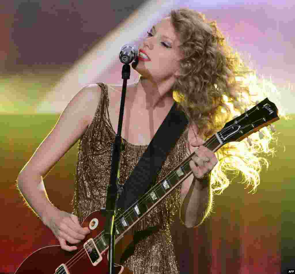 English Through Music: Taylor Swift’s Song, “Mean”