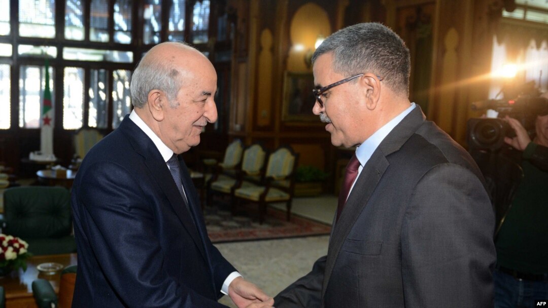 Perezida Abdelmadjid Tebboune akora mu ntoke za Minisitiri w'Inteba Abdelaziz Djerad, ubu weguye ku mirimo