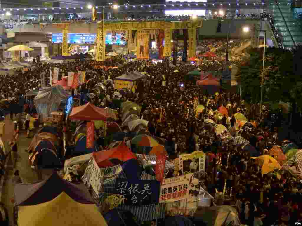 金钟占领区全面清场前最后一晚，大批市民回到雨伞广场参与集会