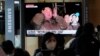 Una pantalla de televisión en Corea del Sur muestra el 10 de octubre de 2022 al líder norcoreano Kin Jong Un y su esposa Ri Sol Ju observando pruebas de misiles.