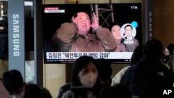 지난 10일 한국 서울역에 설치된 TV에서 북한의 핵전력 강화 발표에 대한 보도가 나오고 있다.