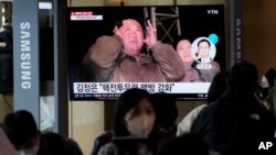 Una pantalla de televisión en Corea del Sur muestra el 10 de octubre de 2022 al líder norcoreano Kin Jong Un y su esposa Ri Sol Ju observando pruebas de misiles.