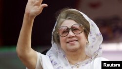 베굼 칼레다 지아 전 방글라데시 총리가 2014년 1월 20일 다카에서 열린 집회에서 지지자들에게 손을 흔들고 있다.