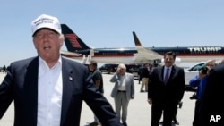 Kandidat Capres AS Donald Trump setibanya di bandara dalam kunjungannya di Laredo, Texas yang dekat dengan perbatasan Meksiko (23/7).