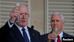 Wapres AS Mike Pence (kanan) dan Gubernur Jenderal Australia Peter Cosgrove saling bersulang dalam resepsi jamuan makan siang untuk para anggota militer Australia dan AS di Admiralty House, Sydney, Australia, 22 April 2017. (REUTERS/Jason Reed).