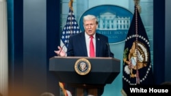 资料照片：特朗普总统在白宫新闻简报室对媒体发表讲话。(2026年1月20日)