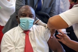 Presidente de Sudáfrica, Cyril Ramaphosa, recibe la vacuna COVID-19 en el Hospital Khayelitsha cerca de Ciudad del Cabo. [Archivo]