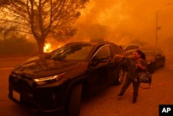 Uplakana žena u Palisadesu. (Foto: AP/Etienne Laurent)