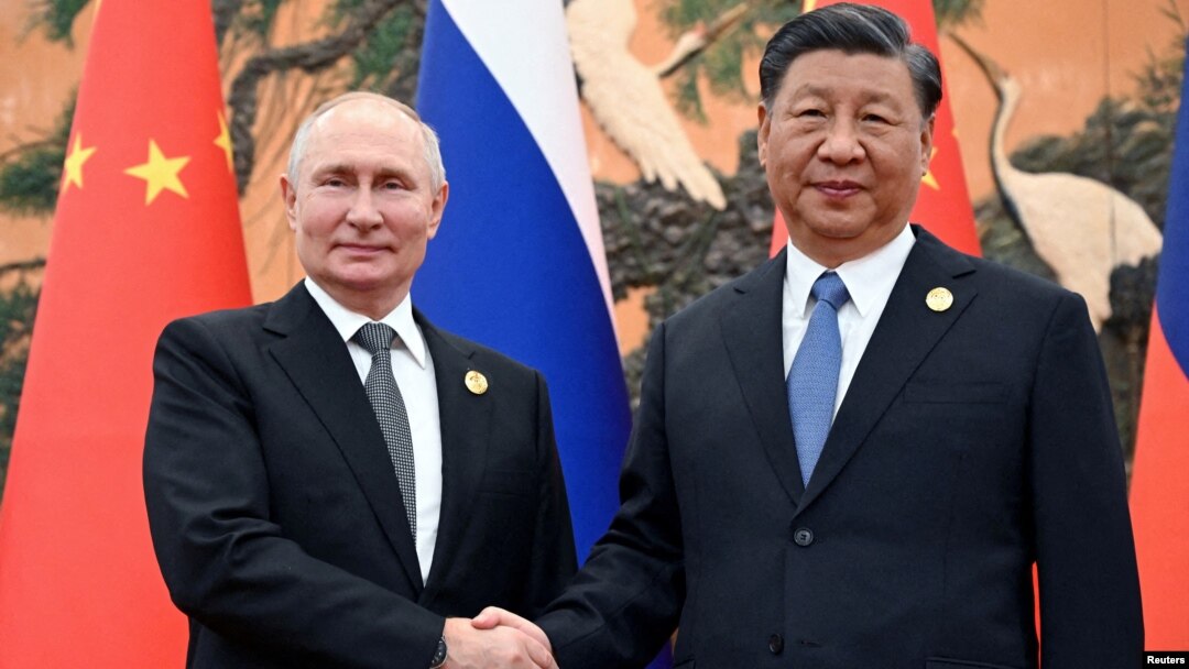 ARCHIVO - El presidente ruso Vladimir Putin le da la mano al presidente chino Xi Jinping durante una reunión en el Foro de la Franja y la Ruta en Beijing, China, el 18 de octubre de 2023.