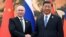 ARCHIVO - El presidente ruso Vladimir Putin le da la mano al presidente chino Xi Jinping durante una reunión en el Foro de la Franja y la Ruta en Beijing, China, el 18 de octubre de 2023.