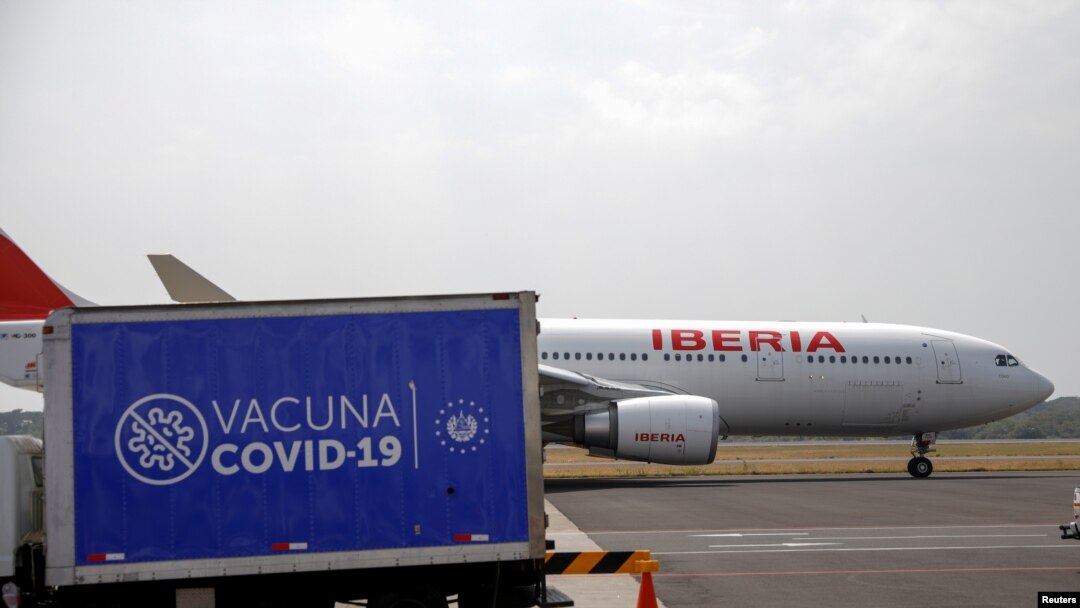 El primer lote de vacunas de AstraZeneca a su llegada al Aeropuerto Internacional San Oscar Arnulfo Romero de San Salvador el 17 de febrero de 2021.