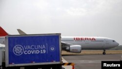 El primer lote de vacunas de AstraZeneca a su llegada al Aeropuerto Internacional San Oscar Arnulfo Romero de San Salvador el 17 de febrero de 2021.