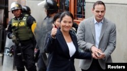 Keiko Fujimori, putri mantan presiden Alberto Fujimori dan pemimpin kelompok oposisi di peru, ditemani suaminya Mark Vito, tiba di pengadilan untuk penyelidikan dugaan tindak pidana pencucian uang, di Lima, Peru, 24 Oktober 2018. (Foto: Reuters)