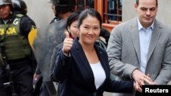 L'ancienne sénatrice Keiko Fujimori arrive à un tribunal accompagnée de son mari, Mark Vito, en octobre 2018.