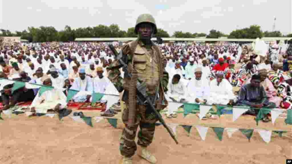 'Yan Najeriya dake arewa maso gashin kasar, mahaifar kungiyar Islama mai tsatsauran ra'ayi sun yi bikin karamar sallah ranar Alhamis da addu'o'i cikin murna da annashuwa da gaisuwar bangirma da jama'a fiye da 10,000 suka kaiwa Shehun Borno a fadarsa. 