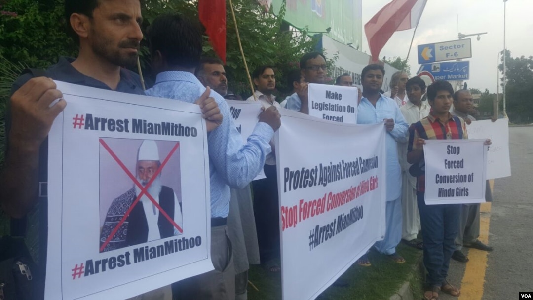 د پاکستان په سندهـ ایالت کې د هندو لږکیو سره تعلق لرونکو جینکو تښتولو او په زور مسلمانولو او بیا واده کولو خبرونه وخت په وخت مخې ته راځي،