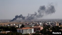 Una columna de humo se observa después del bombardeo turco en la ciudad siria de Ras al Ain, vista desde la ciudad fronteriza turca de Ceylanpinar, en la provincia de Sanliurfa, Turquía, 13 de octubre de 2019. REUTERS / Murad Sezer.