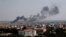 Una columna de humo se observa después del bombardeo turco en la ciudad siria de Ras al Ain, vista desde la ciudad fronteriza turca de Ceylanpinar, en la provincia de Sanliurfa, Turquía, 13 de octubre de 2019. REUTERS / Murad Sezer.