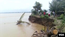 ရခိုင်ပြည်နယ် မိုးများရေကြီးမှုကြောင့် မြစ်ကမ်းပါး ပြိုကျနေပုံ။